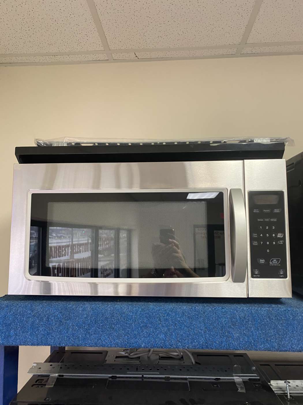 Reconditioned AMANA 1.5 Cu. Ft. 1000 Watt OTR Microwave – Stainless