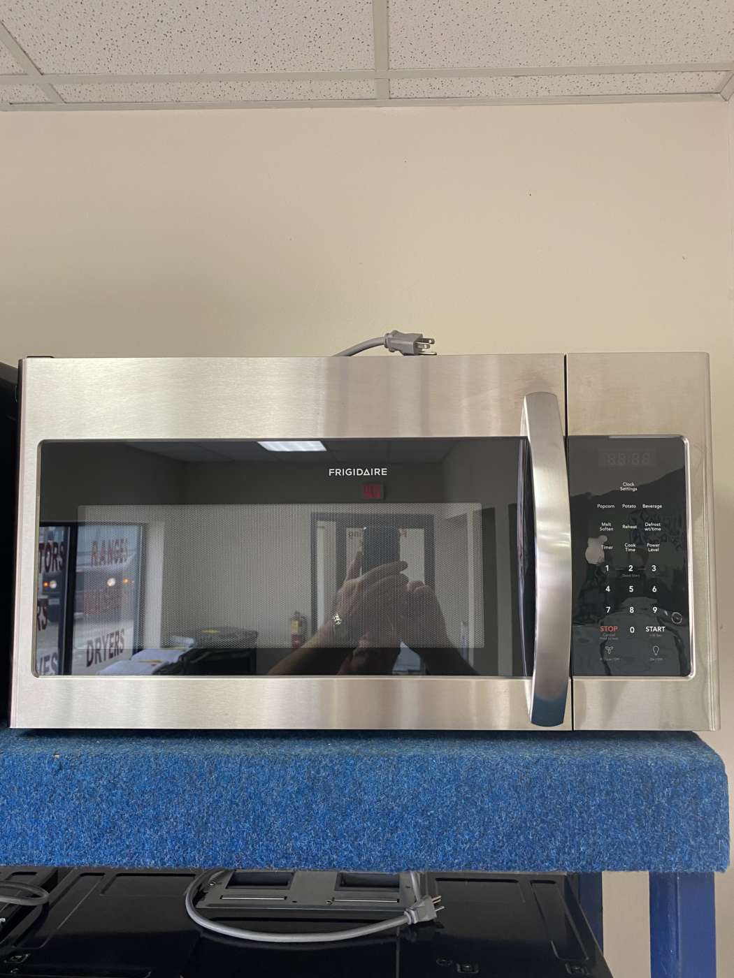 Reconditioned FRIGIDAIRE 1.6 Cu. Ft. 1000 Watt OTR Microwave – Stainless