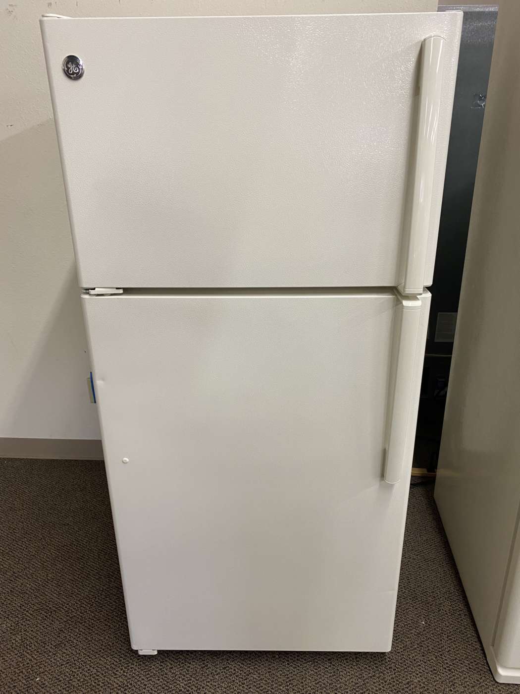 Reconditioned G/E 15 Cu. Ft. Top-Freezer Refrigerator – Bisque