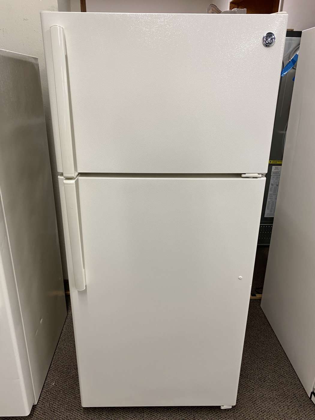 Reconditioned G/E 16 Cu. Ft. Top-Freezer Refrigerator – Bisque