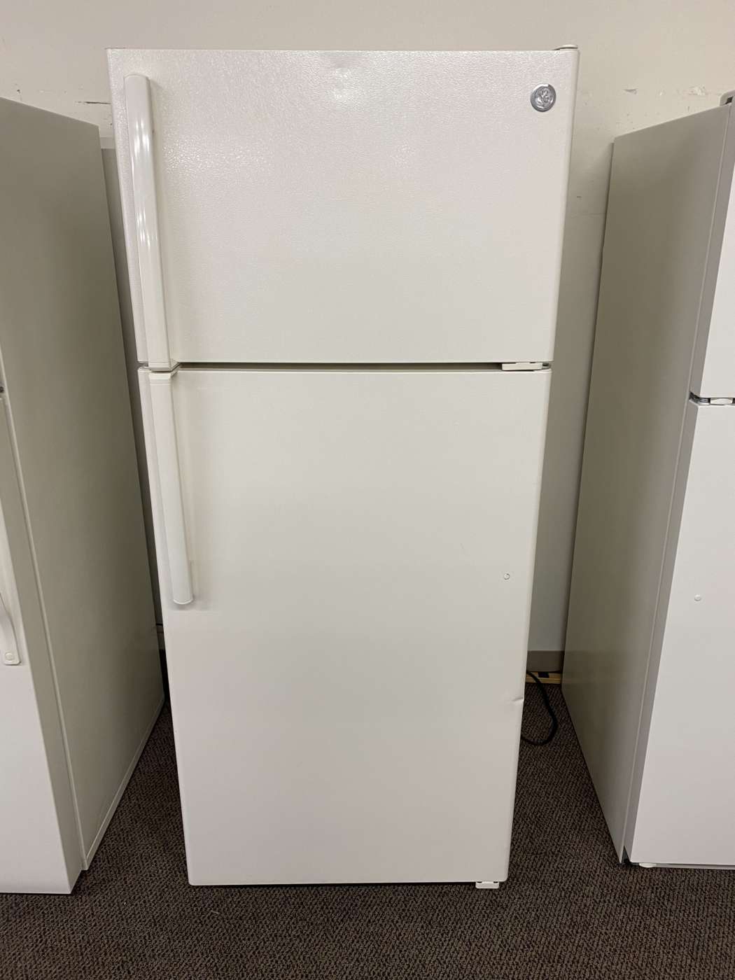 Reconditioned G/E 18 Cu. Ft. Top-Freezer Refrigerator – Bisque