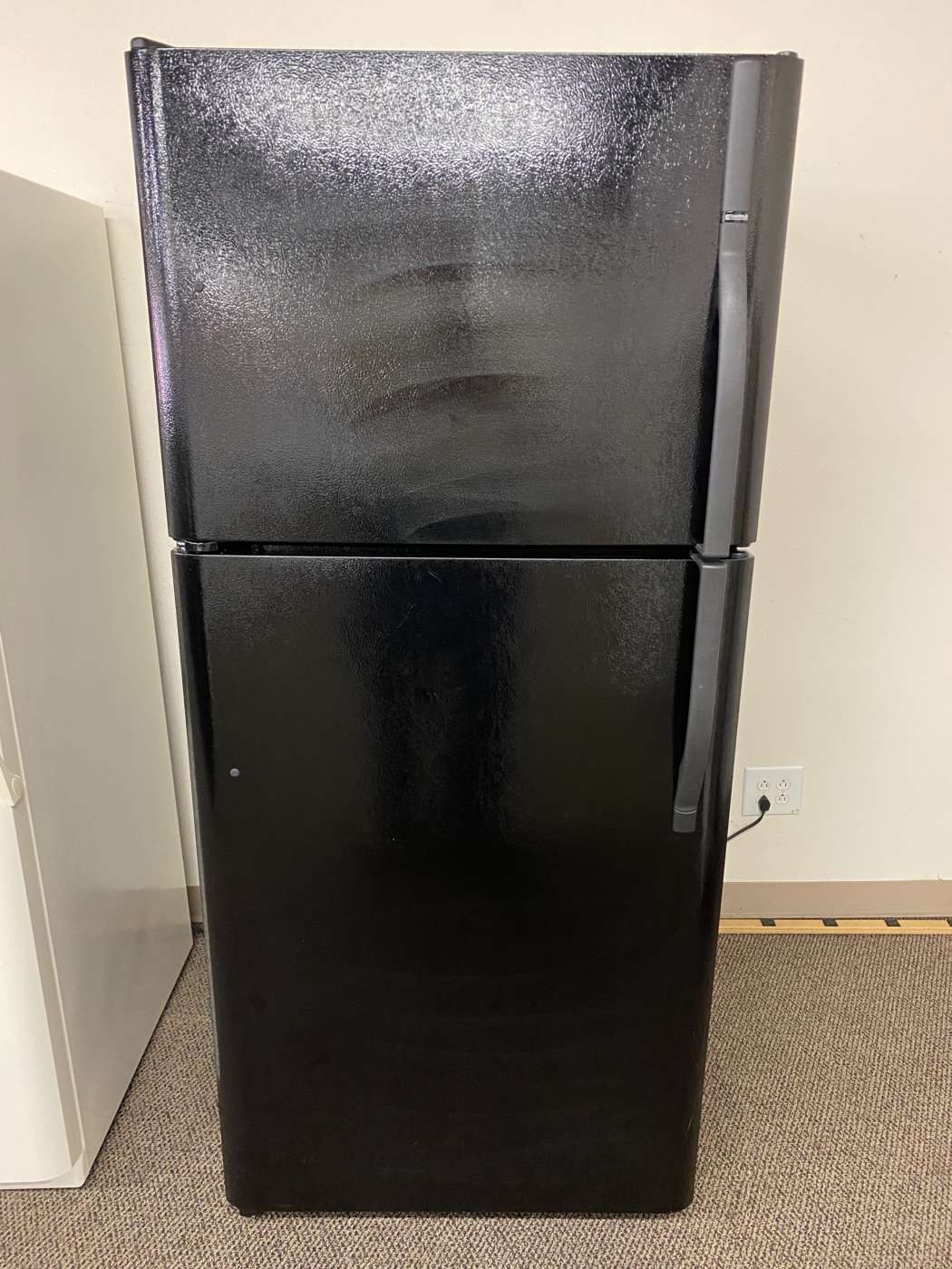 Reconditioned KENMORE 21 Cu. Ft. Top-Freezer Refrigerator With IceMaker – Black