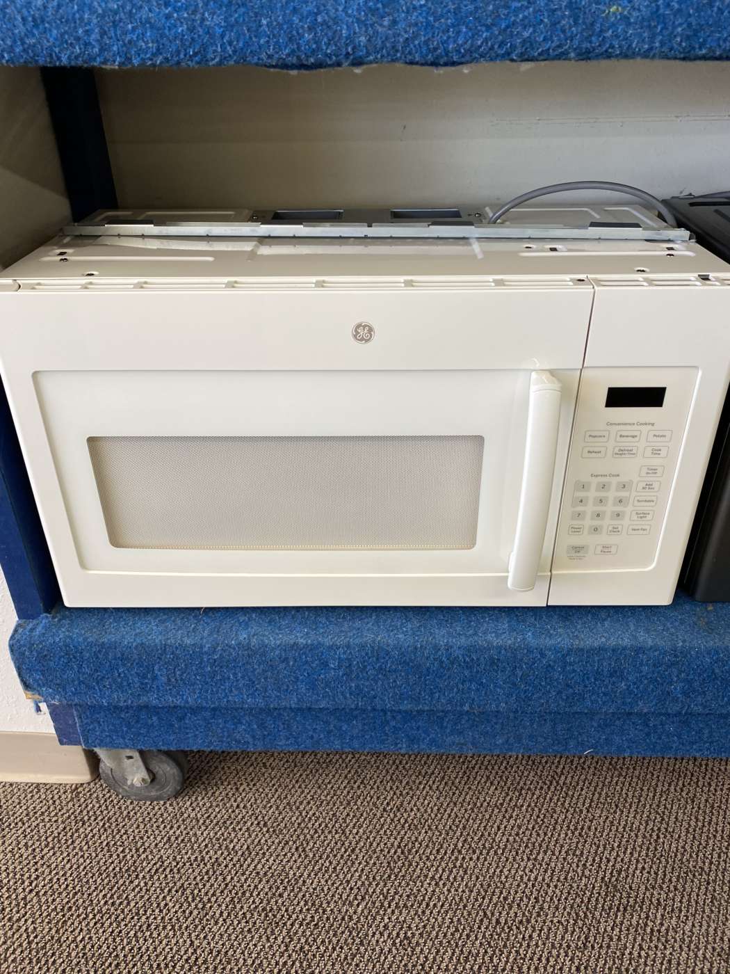 Reconditioned WHIRLPOOL 2.1 Cu. Ft., 1100 Watts, 400 CFM Exhaust OTR