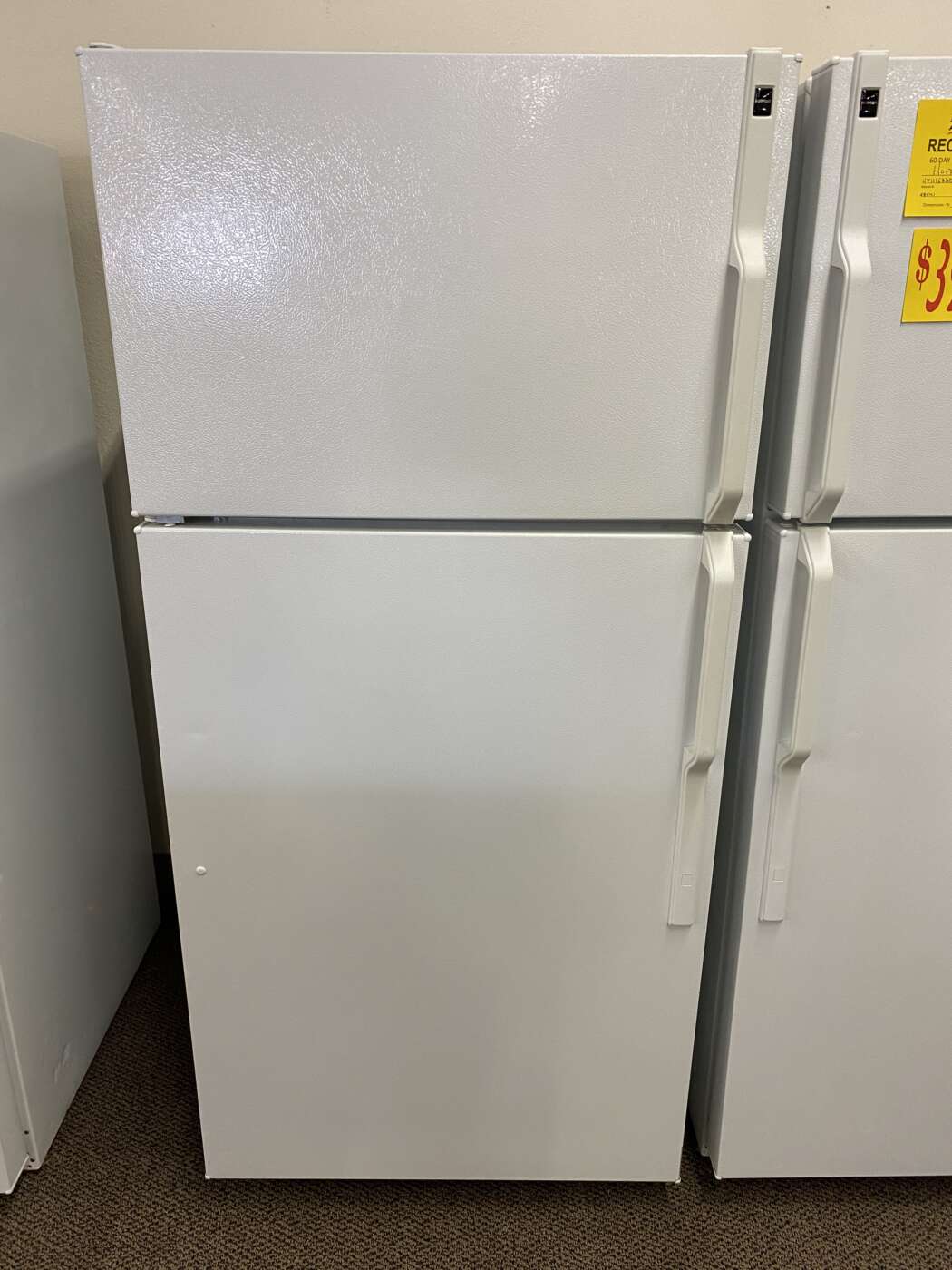 Reconditioned HOTPOINT 16 Cu. Ft. Top-Freezer Refrigerator – White