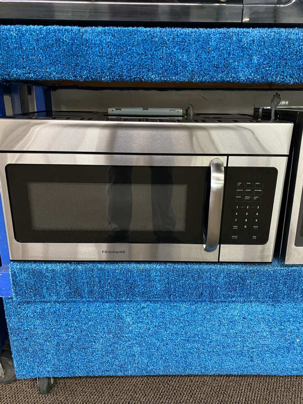 Reconditioned FRIGIDAIRE 1.6 Cu. Ft., 1000 Watt OTR Microwave – Stainless