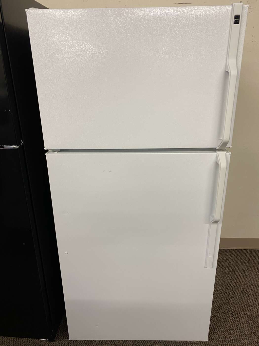Reconditioned HOTPOINT 16 Cu. Ft. Top-Freezer Refrigerator – White
